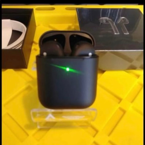 Black AirPods and AirPod pros - Picture 8 of 8